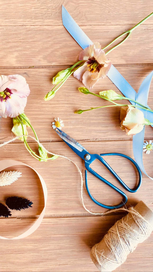 Lilled ja puutööd | Цветы и деревообработка | Flowers and woodworking tools on a wooden surface