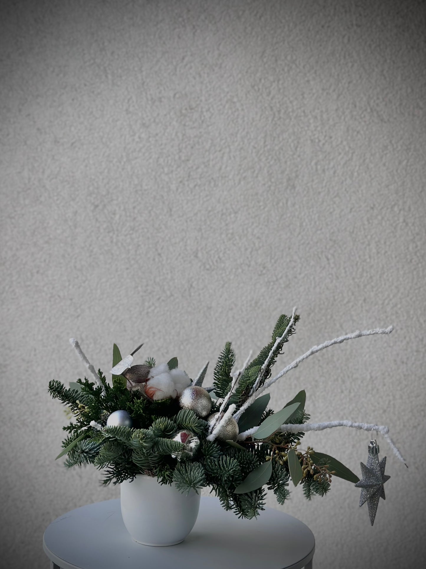 Авторский арт-букет / Signature bouquet by Best Florist in Tallinn includes seasonal flowers wrapped in waterproof paper, tied with branded ribbon, with a sticker and care instructions included.