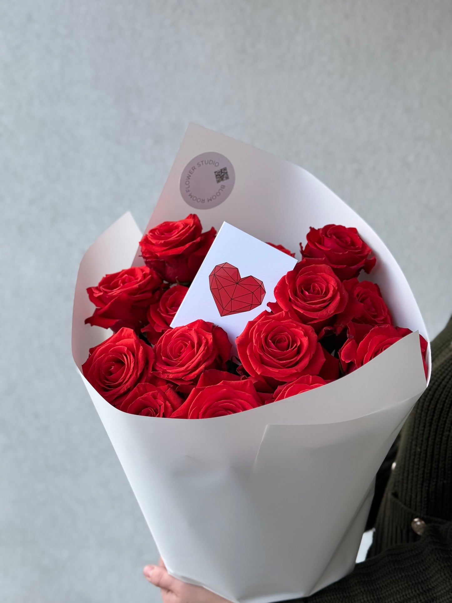 Südamlikud punased roosid luksuslikus kimpus | Роскошный букет из красных роз с сердечком | Luxurious bouquet of red roses with heart card