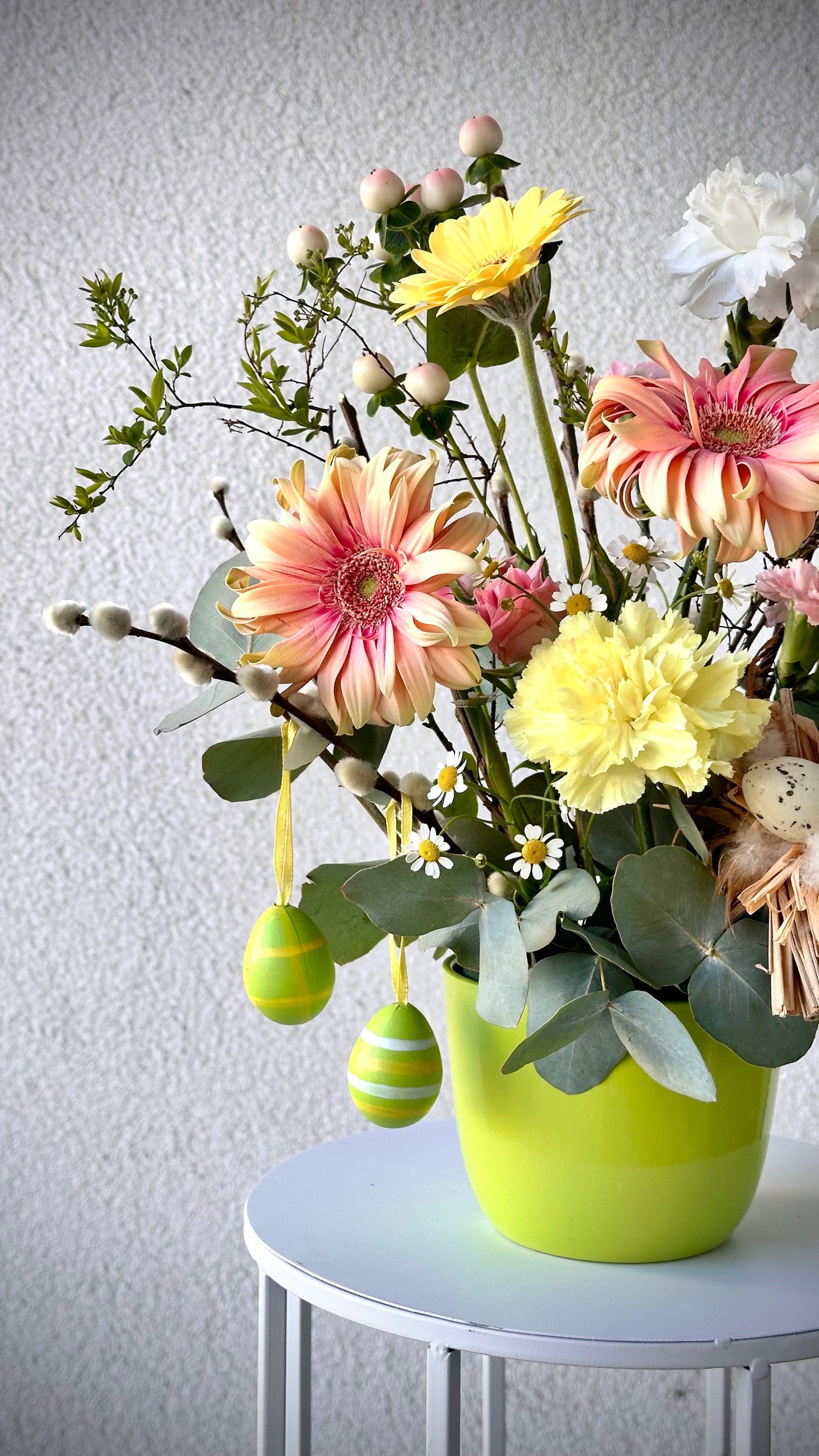 Sireli kaunistus rohelises potis | Цветы в зеленом горшке с пасхальными украшениями | Easter decor in a green ceramic pot with flowers