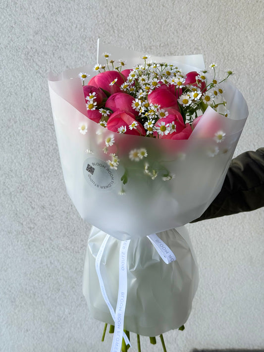 11 Coral Charm Peonies with Matricaria – BloomRoom.ee, свежие цветы в Таллине