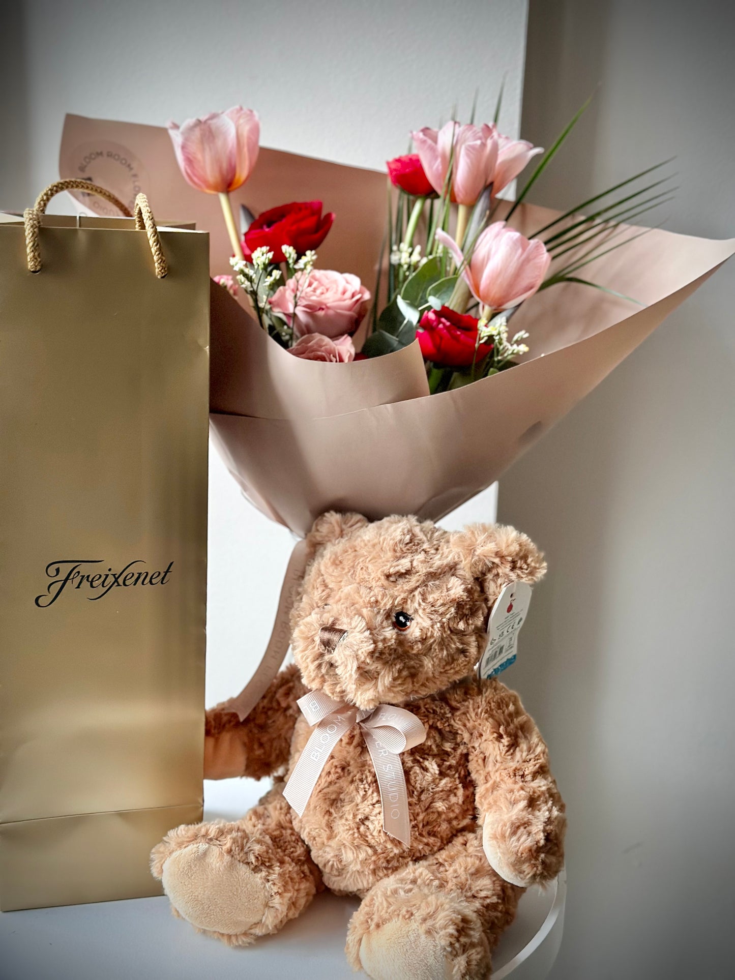 Luksuslik lillede kimp koos pehme mänguasjaga ja Freixenet kinkekotiga | Роскошный букет с мягкой игрушкой и подарочной сумкой Freixenet | Luxurious flower bouquet with a plush toy and Freixenet gift bag