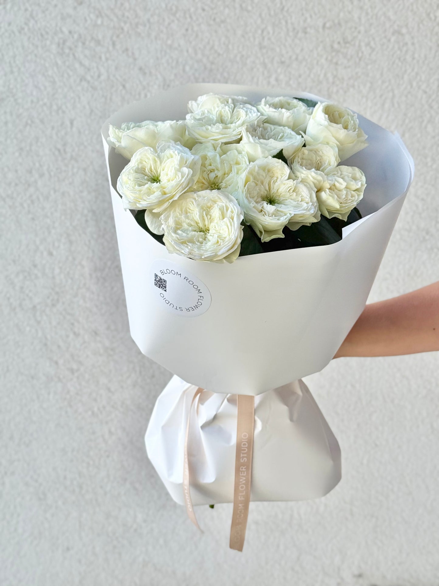 11 "Snow Diamond" roses