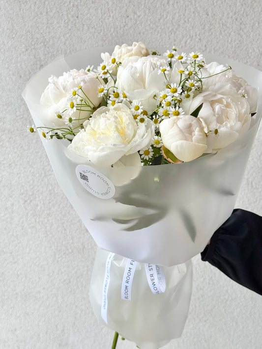 White peonies with Matricaria – BloomRoom.ee, свежие цветы в Таллине