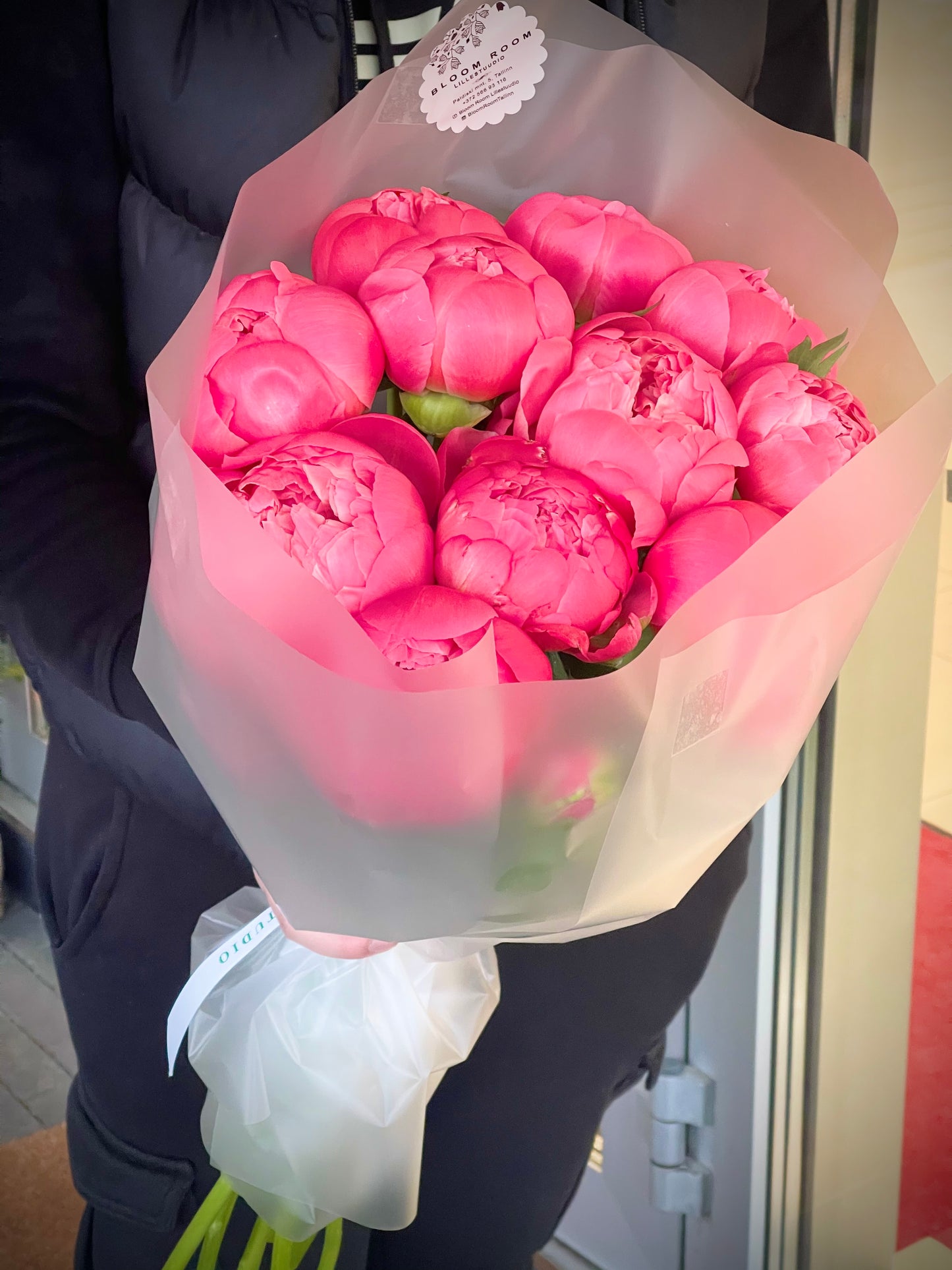 Koorid ja roosid | Букет пионов в упаковке | Luxurious bouquet of pink peonies wrapped elegantly