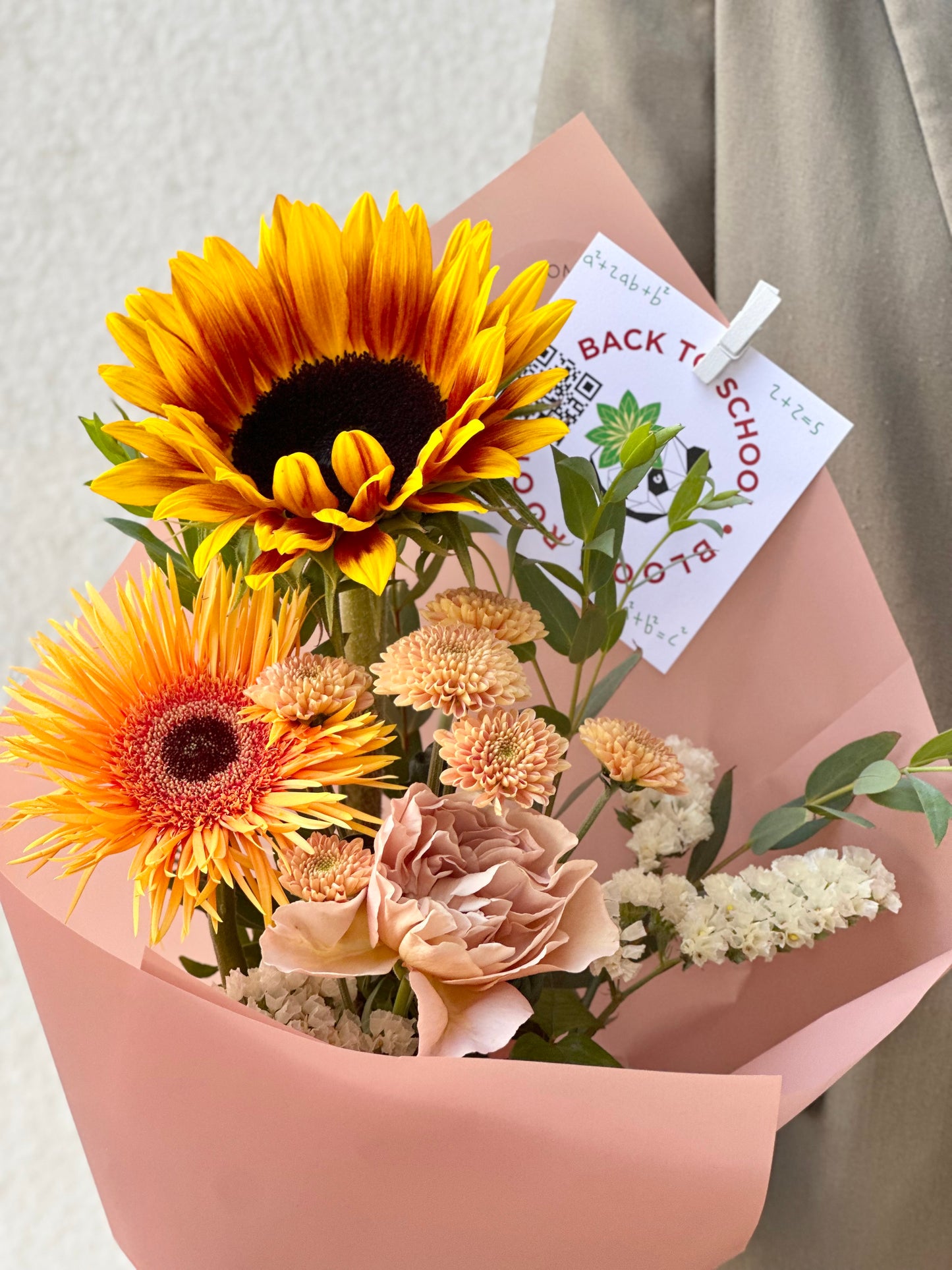 Sügisene lillekimp päevalillede, gerbera, rooside ja krüsanteemidega | Осенний букет с подсолнечниками, герберами, розами и хризантемами | Autumn flower bouquet featuring sunflowers, gerbera, roses, and chrysanthemums
