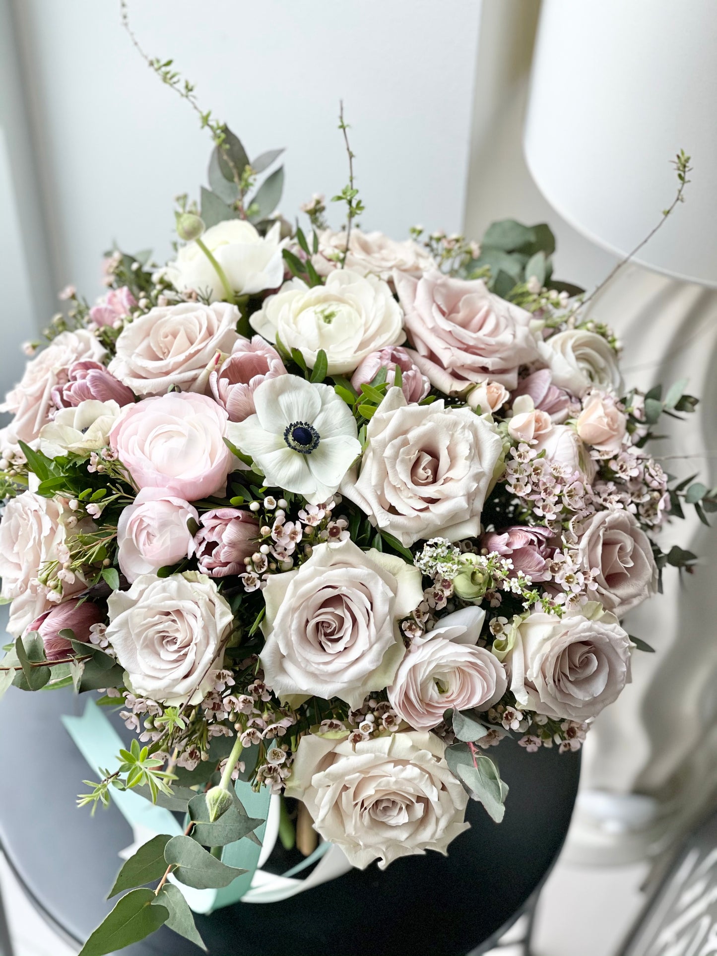 Pastel lillekimp, букет пастельных цветов, elegant pastel bouquet with ranunculus, anemones, and roses