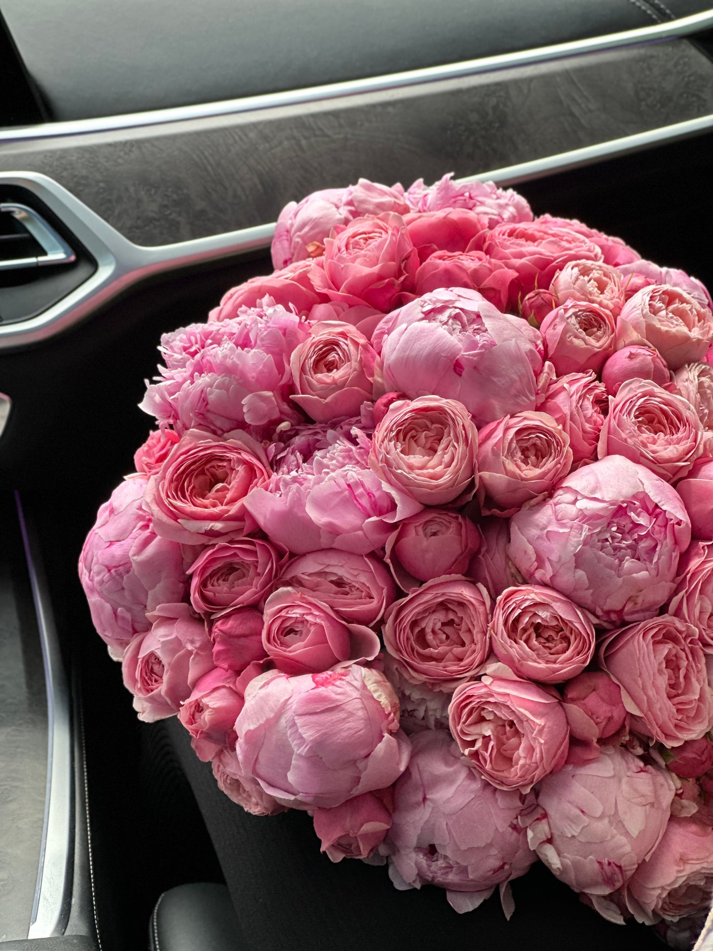 Roosad peonid ja roosid luksuslikus lillekimpus | Роскошный букет из розовых пионов и роз | Luxury bouquet with pink peonies and roses