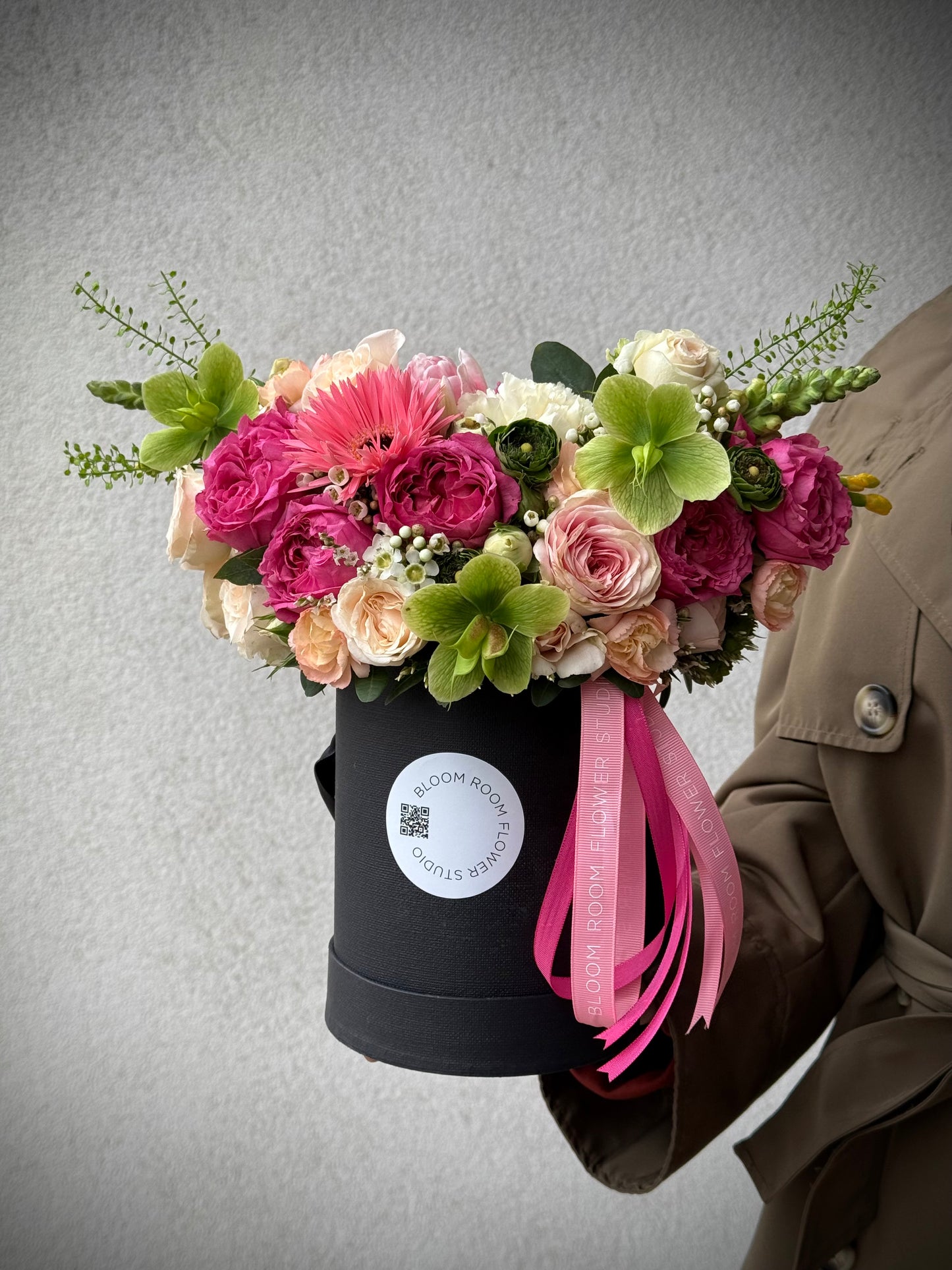 Luksuslik lillekimp mustas Bloom Boxis värviliste rooside ja roheliste lehtedega | Роскошная floral композиция в черной Bloom Box с яркими розами | Luxurious floral arrangement in a black Bloom Box with vibrant roses and lush greenery