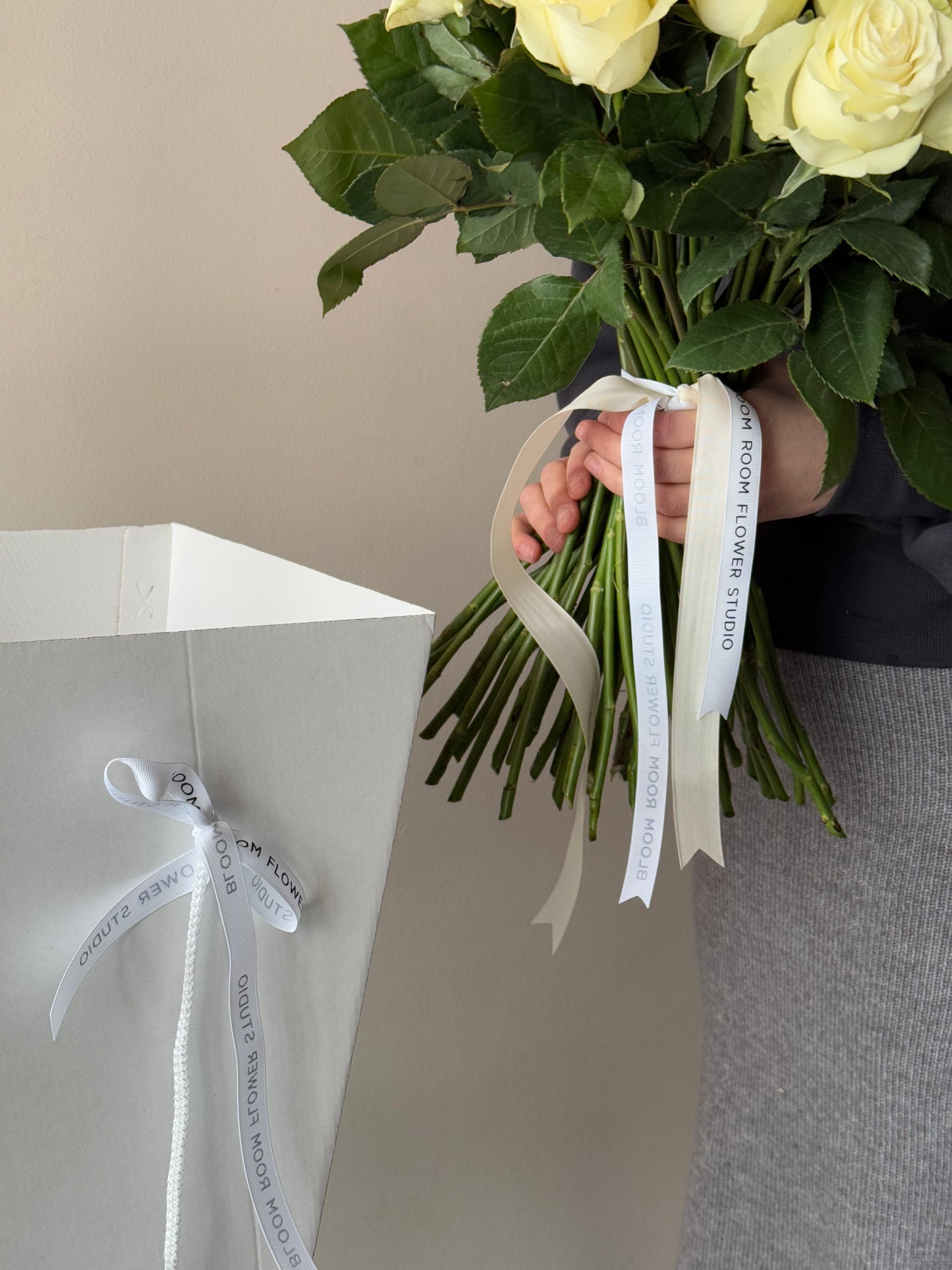 Valged roosid luksuslikus pakendis | Роскошные белые розы в упаковке | Luxury white roses in elegant packaging