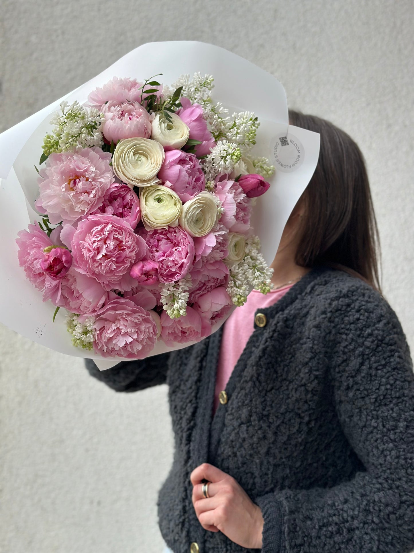 Roosa pojengide kimp, valged liiliad ja ranunculus, luksuslik lillepeenar | Роскошный букет розовых пионов и раненкулюсов | Luxury bouquet of pink peonies and ranunculus