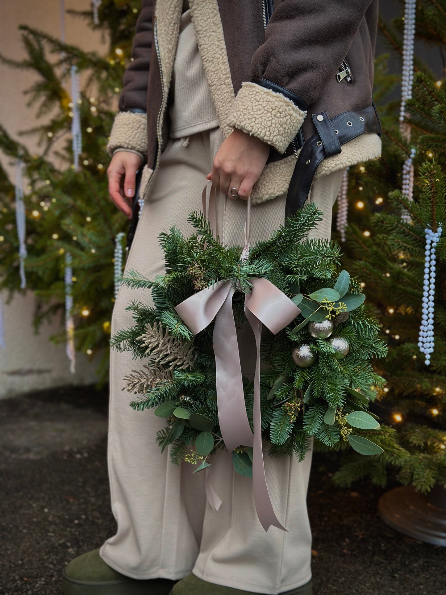 Jõuluväärikate oksadega kaunistatud lillekimp | Свадебный букет с еловыми ветками | Elegant bouquet of festive greenery