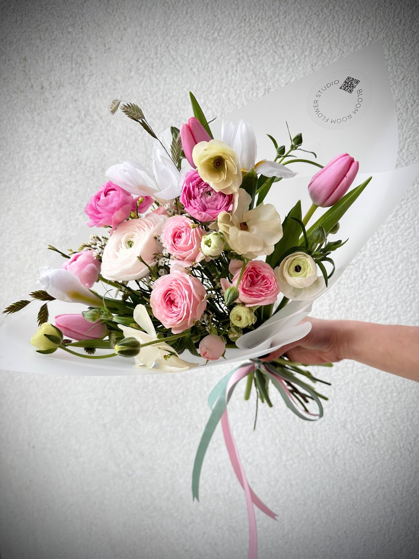 Roosa kevade kimp lilledega | Розовый весенний букет | Pink Spring bouquet with seasonal flowers and green.