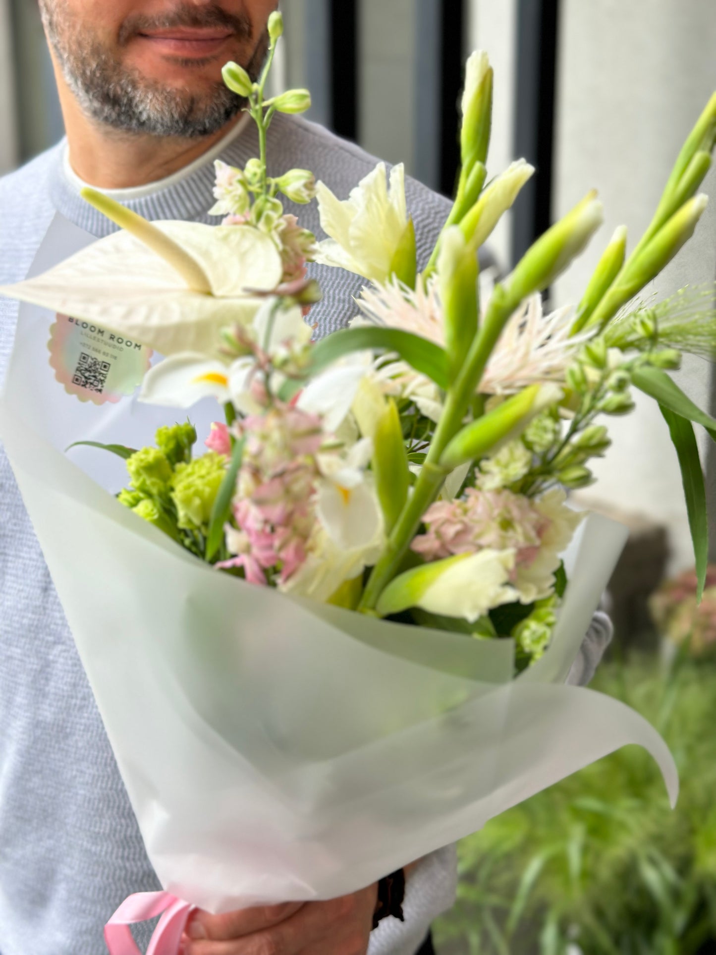 Suve lillekimp valgete gladioluste, antruuriumide ja gerbera spidrite kombinatsiooniga | Летний букет из белых гладиолусов, антуриумов и гербер | Summer bouquet featuring white gladiolus, anthuriums, and gerbera.