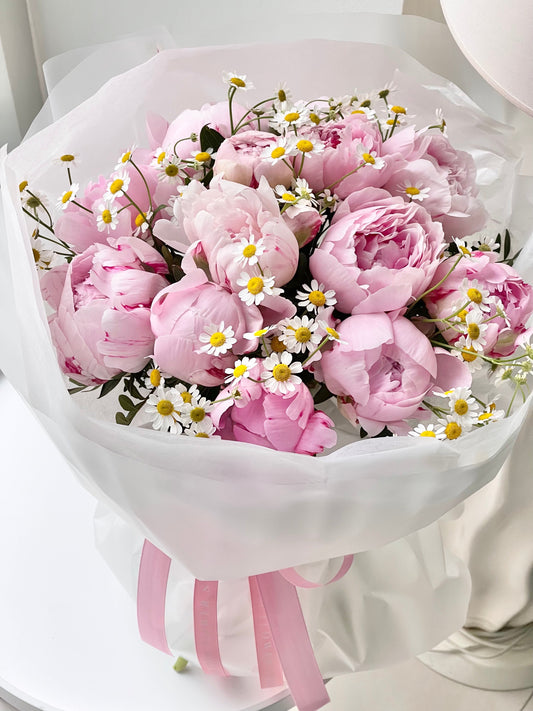 15 Sarah Bernard Peonies with daisies – BloomRoom.ee, свежие цветы в Таллине