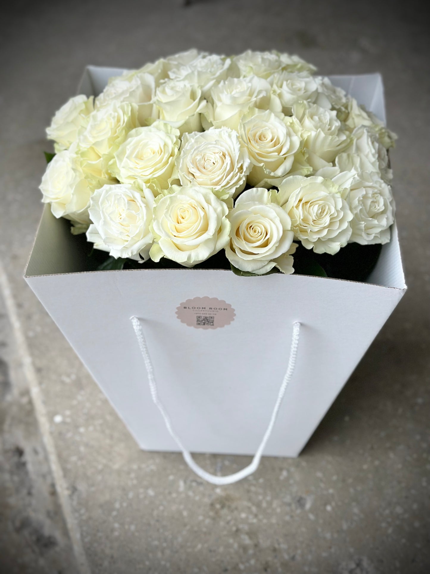 21 valget roosi luksuslikus kinkekarbis | 21 белых роз в роскошной подарочной коробке | 21 white roses in a luxury gift box