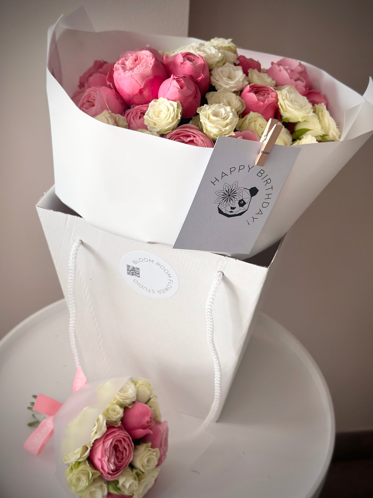 Kaunis valge kinkekott rooside ja kaheksakujulise lillekimpuga | Элегантная белая упаковка с цветами | Elegant white gift bag with flowers