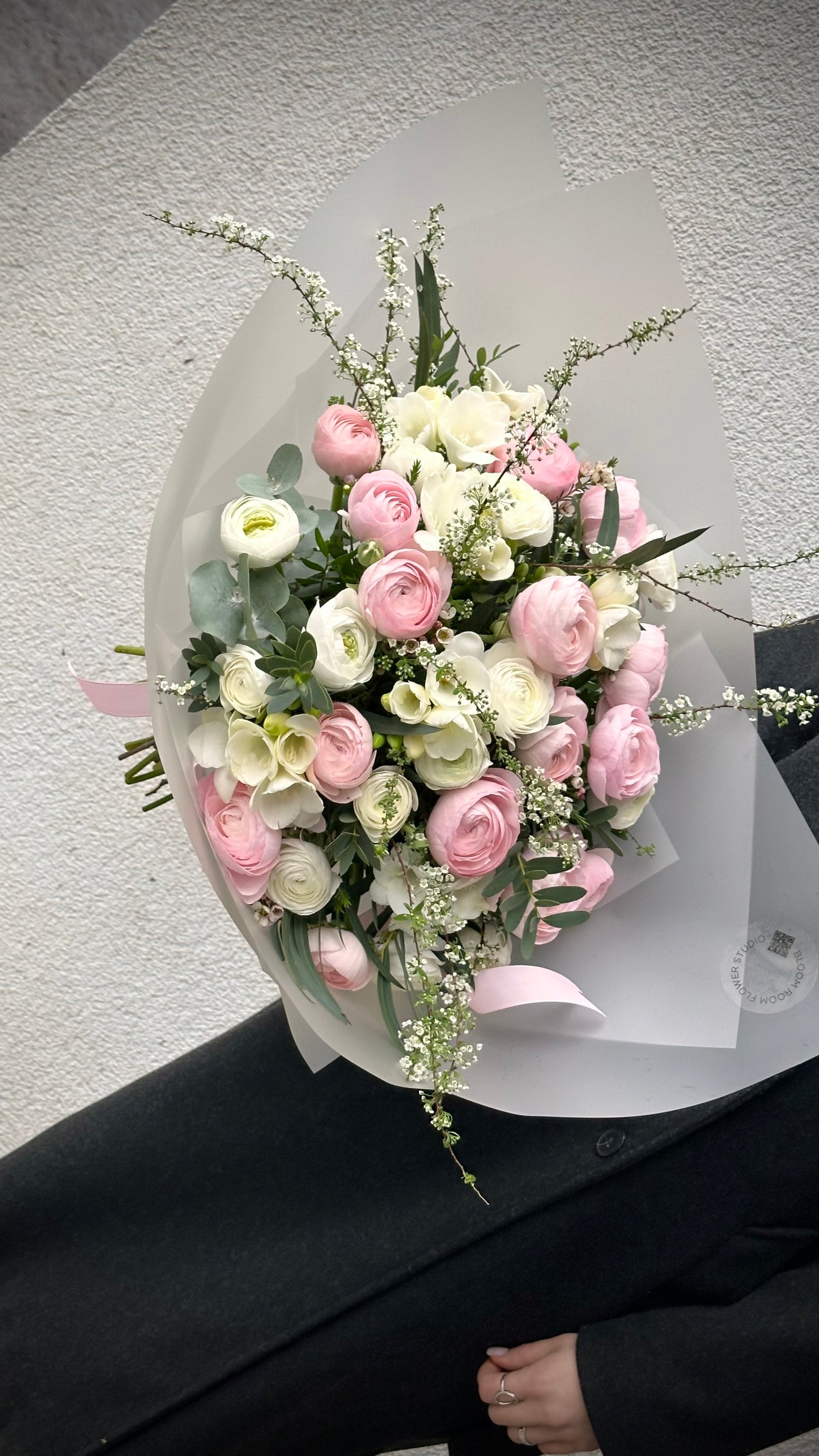 Roosa ranunkuluste ja valgete freesiate kimp | Букет из розовых ранункулюсов и белых фрезий | Pink ranunculus and white freesia bouquet