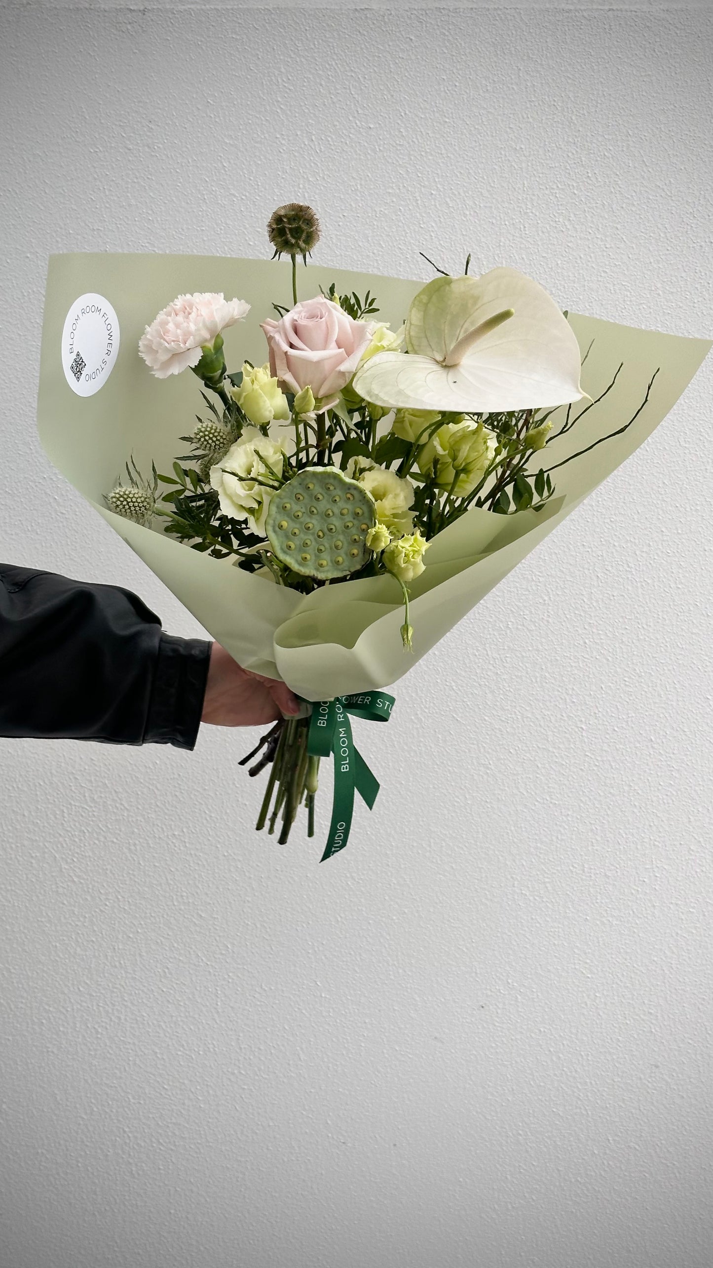 Pastel lillekimp, roosa roos, valge anthurium, kreemi dianthus, rohelised Eustoma | Пастельный букет, роза, белый антуриум, кремовый диантус, зелёный эустома | Pastel midi bouquet with pink rose, white anthurium, crème dianthus, green Eustoma