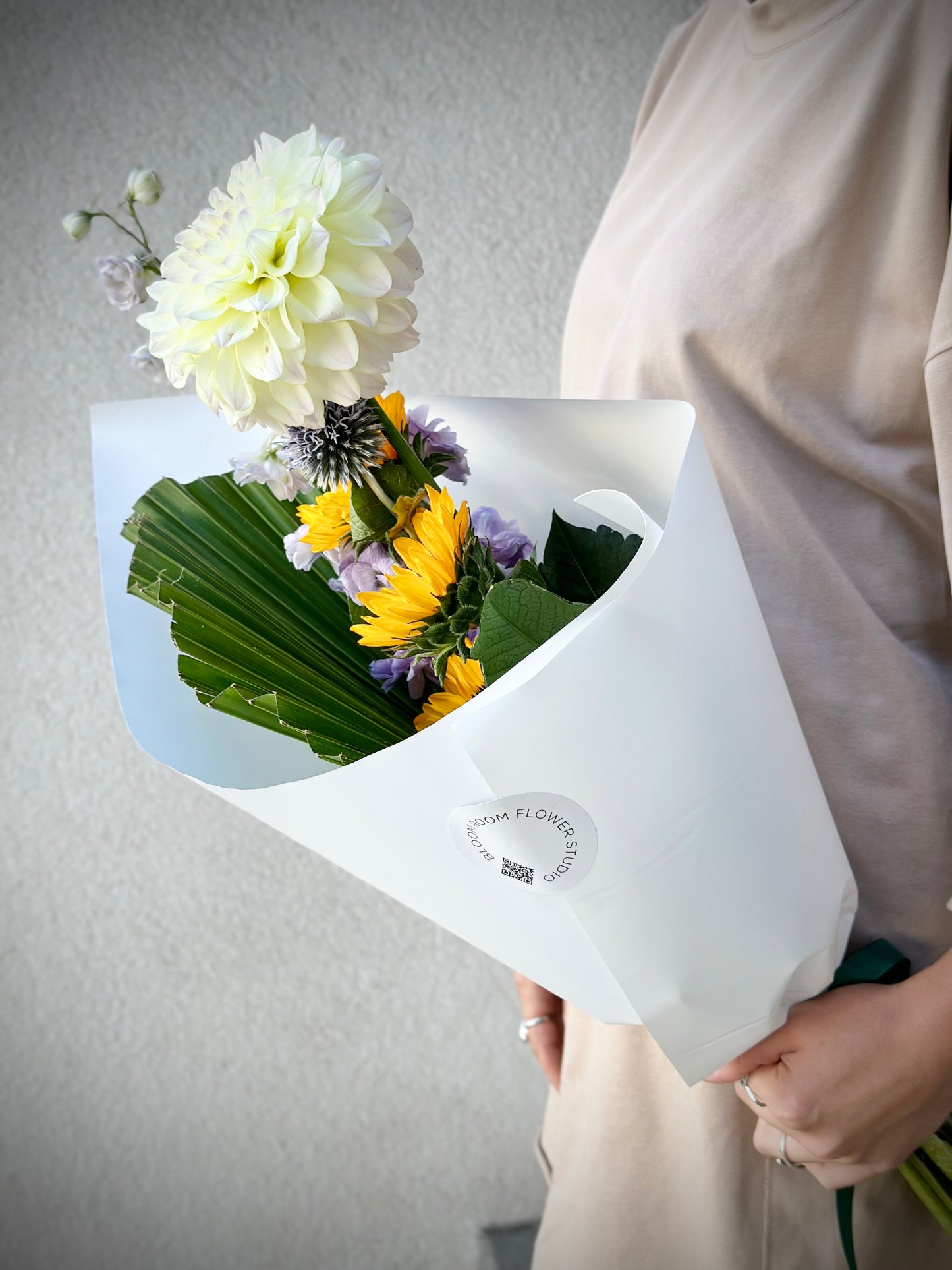 Luksuslik lillekimp, mis sisaldab kollaseid päevalilli ja valgeid dahliaid | Роскошный букет цветов с желтыми подсолнухами и белыми георгинами | Luxury flower bouquet featuring yellow sunflowers and white dahlias