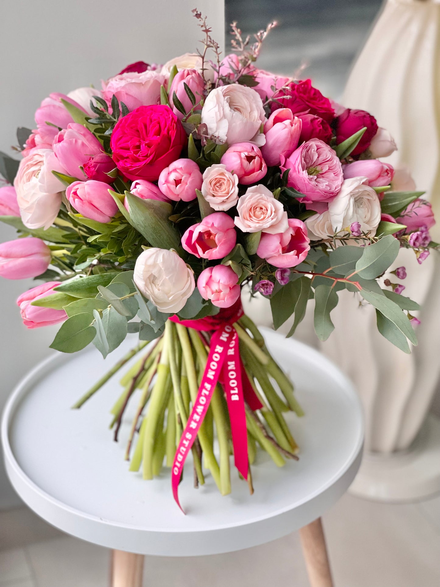 Kaunis rooside ja tulpide kimp roosa paelaga | Красивый букет роз и тюльпанов с розовой лентой | Beautiful bouquet of roses and tulips with a pink ribbon