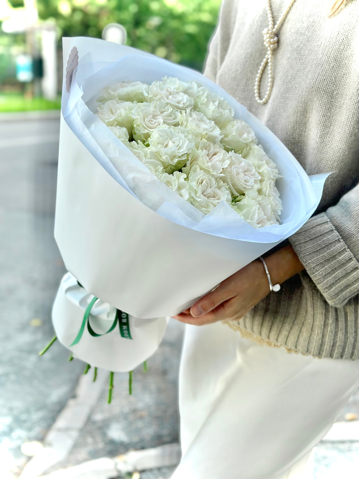 17 valget roosi heledas beežis paberis | 17 белых роз в светлой бежевой бумаге | 17 "Moonstone" roses wrapped in light beige paper