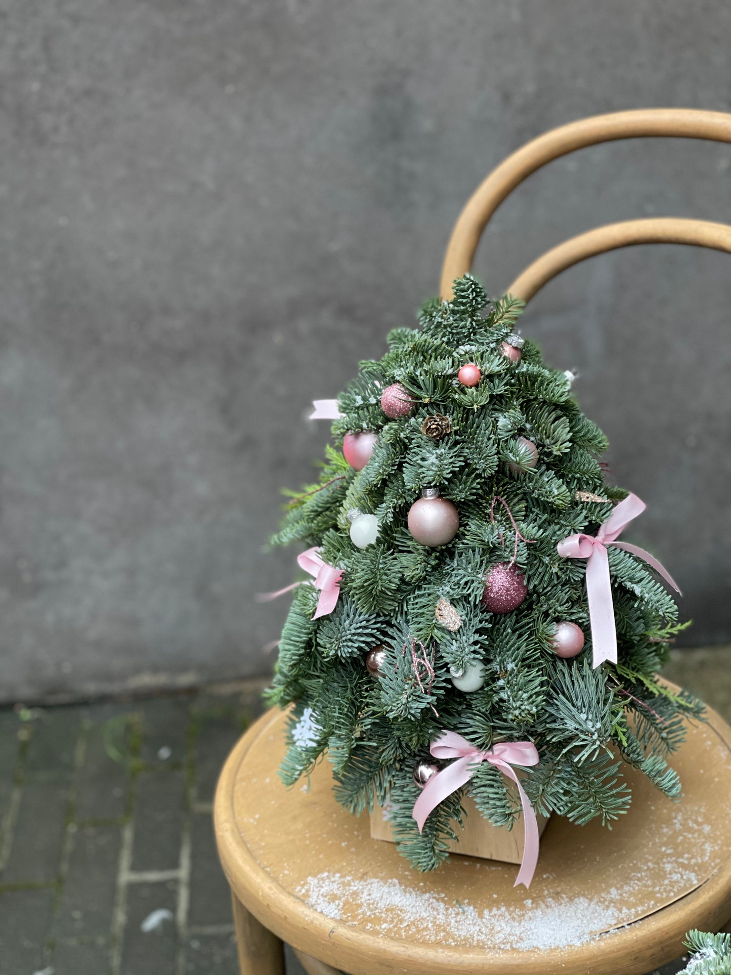 Авторский арт-букет / Signature bouquet by Best Florist in Tallinn includes seasonal flowers wrapped in waterproof paper, tied with branded ribbon, with a sticker and care instructions included.