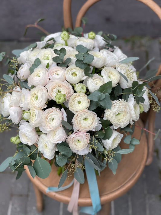WOW with ranunculus and eucalyptus. – BloomRoom.ee, свежие цветы в Таллине