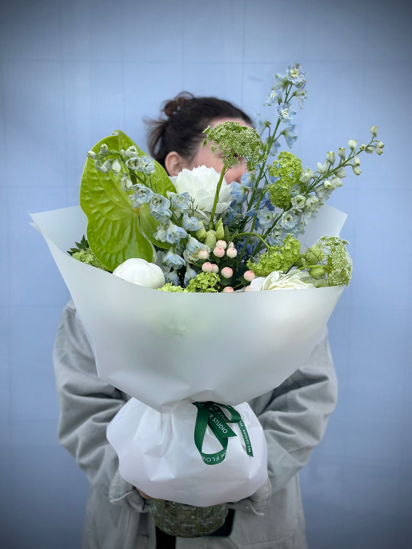 Eksootiline kimp, anthurium, valged pojengid ja delphinium | Экзотический букет: антуриум, белые пионы и делфиниум | Exotic bouquet: anthurium, white peonies, and delphinium.