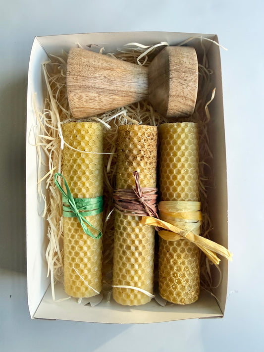 Gift set with 3 handcrafted candles made from 100% natural beeswax, paired with a minimalist wooden candle holder. – BloomRoom.ee, värsked lilled Tallinnas