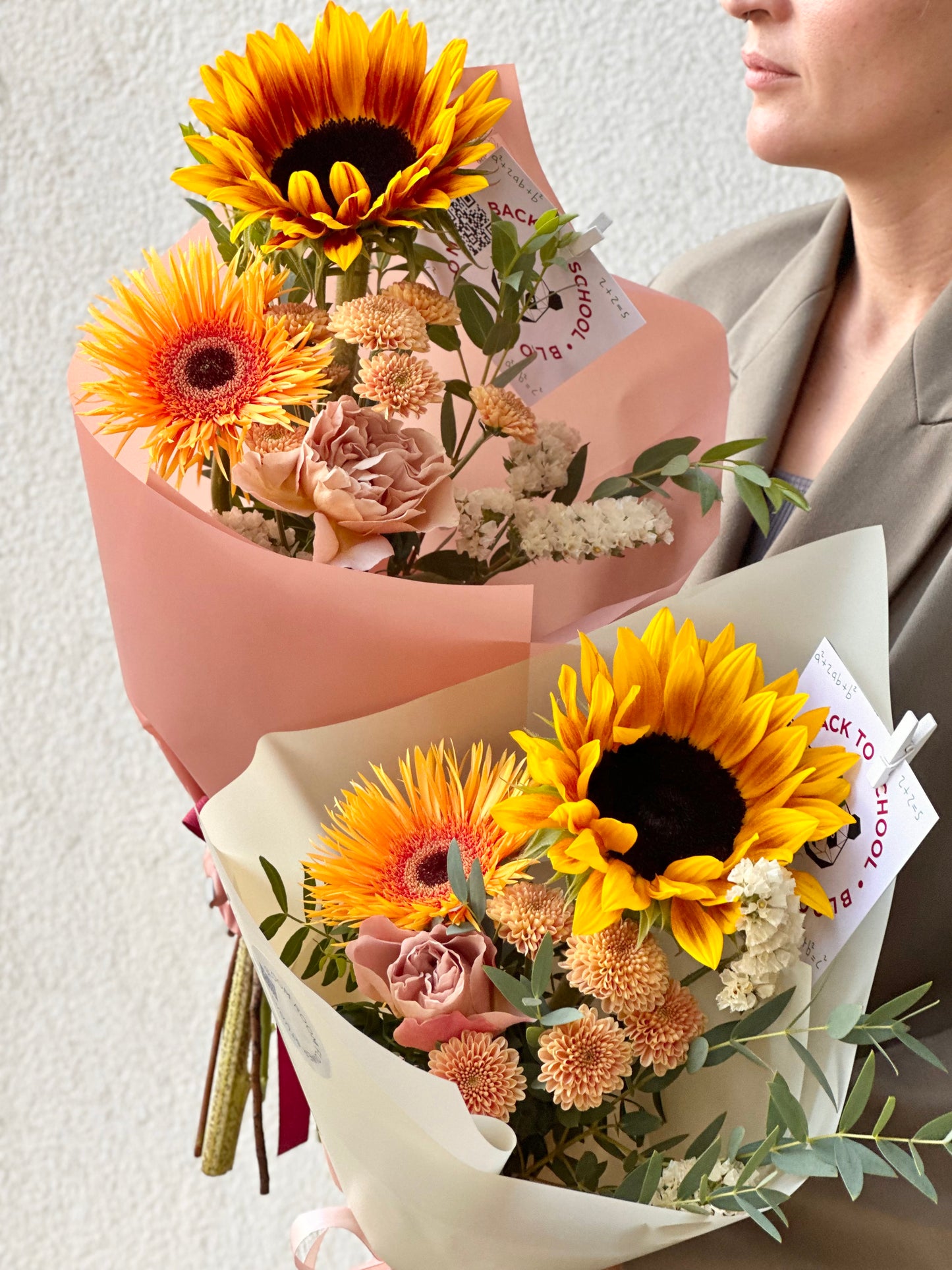 Päikesekesed ja roosid luksuslikus lillekimbu koosluses | Роскошный букет с подсолнечниками и розами | Luxury flower arrangement with sunflowers and roses
