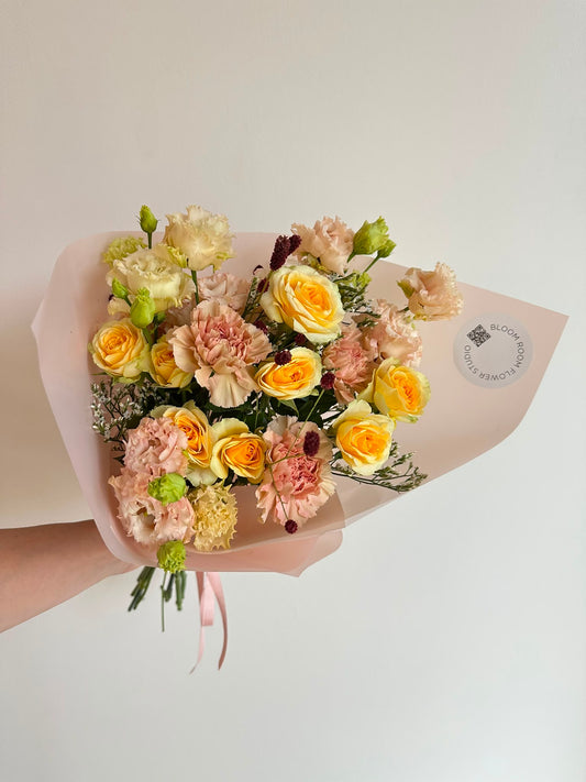 “Peach mousse” Art Bouquet – BloomRoom.ee, fresh flowers in Tallinn