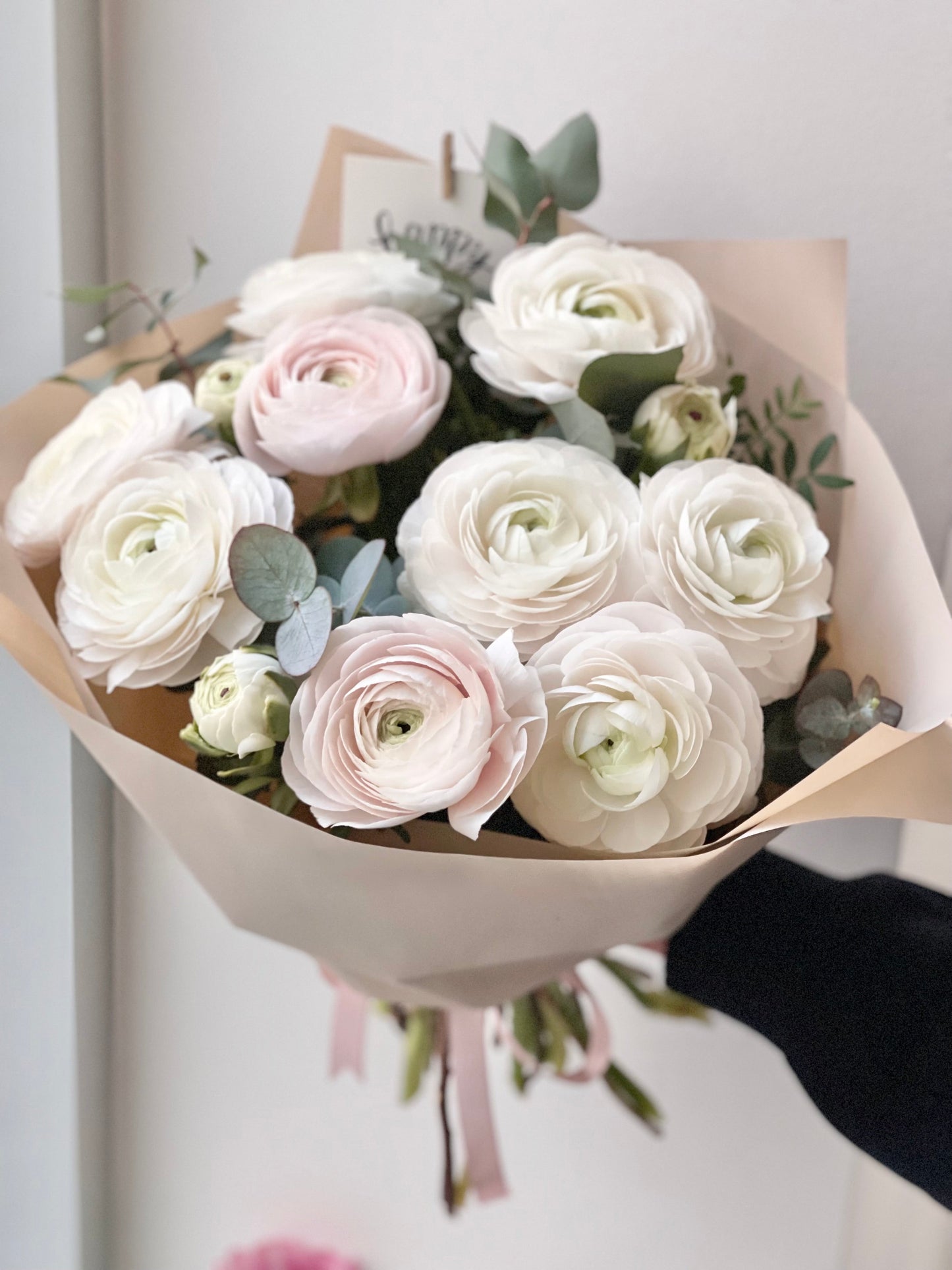 Kallis lillekimp ranunkulustest ja eukalüptusest | Роскошный букет из ранункулюсов и эвкалипта | Luxury bouquet of ranunculus and eucalyptus