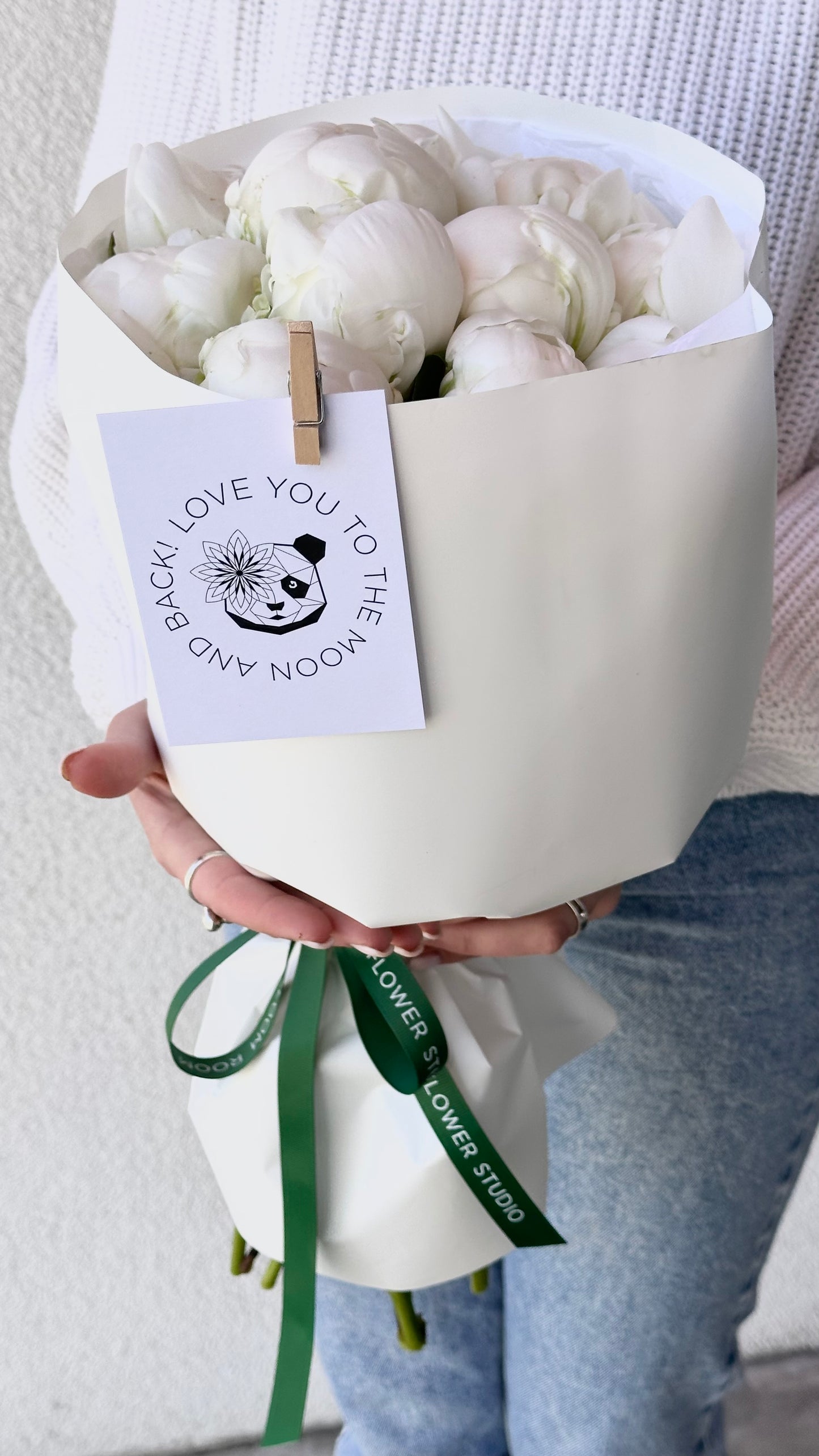 Kauakestvad valged pojengid kaunis kimp | Роскошные белые пионы в стильной упаковке | Luxury white peony bouquet in elegant packaging