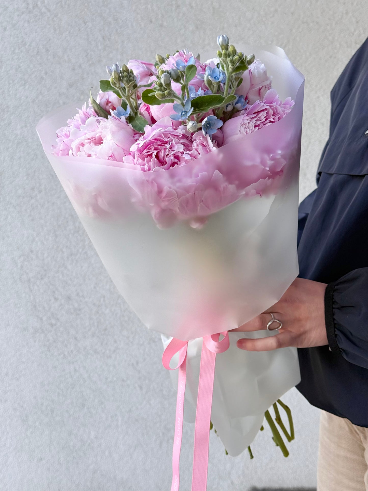 Kena peonies ja sinised oksüpetalumid luksuslikus kimpus | Розовые пионы и синие оксипеталумы в роскошном букете | Beautiful peonies and blue oxypetalum in a luxurious bouquet