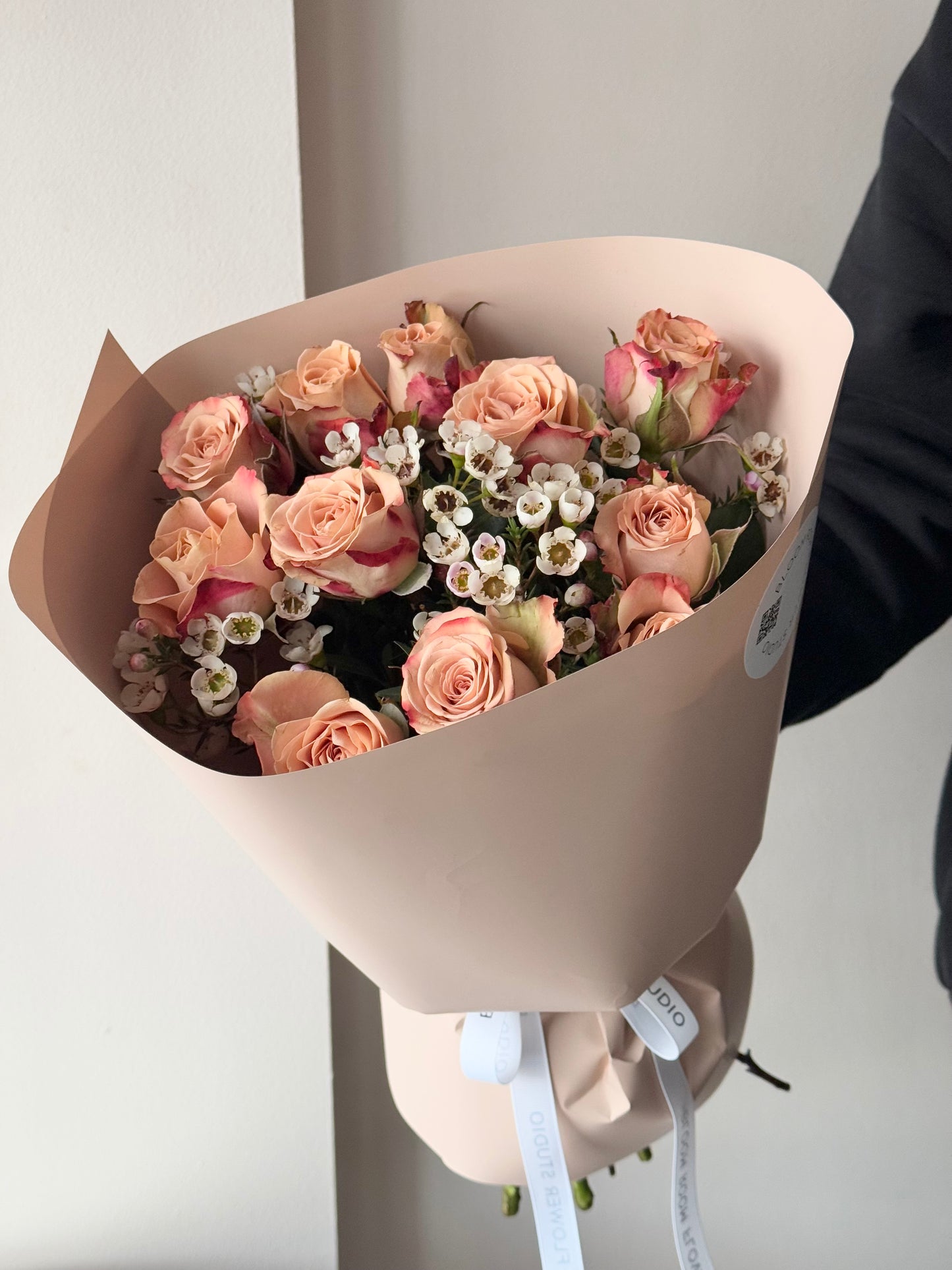 Rooside kimp šampanja varjundites | Букет роз в оттенках шампань | Champagne-hued rose bouquet with wax flowers