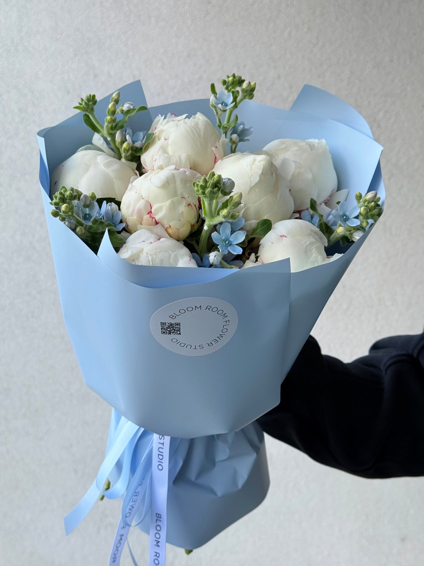 Valge pojengi kimp sinises paberis | Букет белых пионов в синей упаковке | White peony bouquet wrapped in blue paper