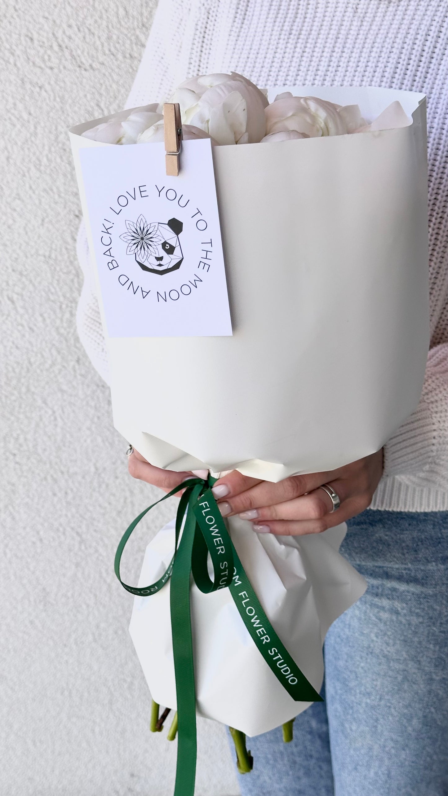 Luksuslik valge pionide kimp armsas pakendis | Роскошный букет белых пионов в стильной упаковке | Luxury bouquet of white peonies in elegant packaging