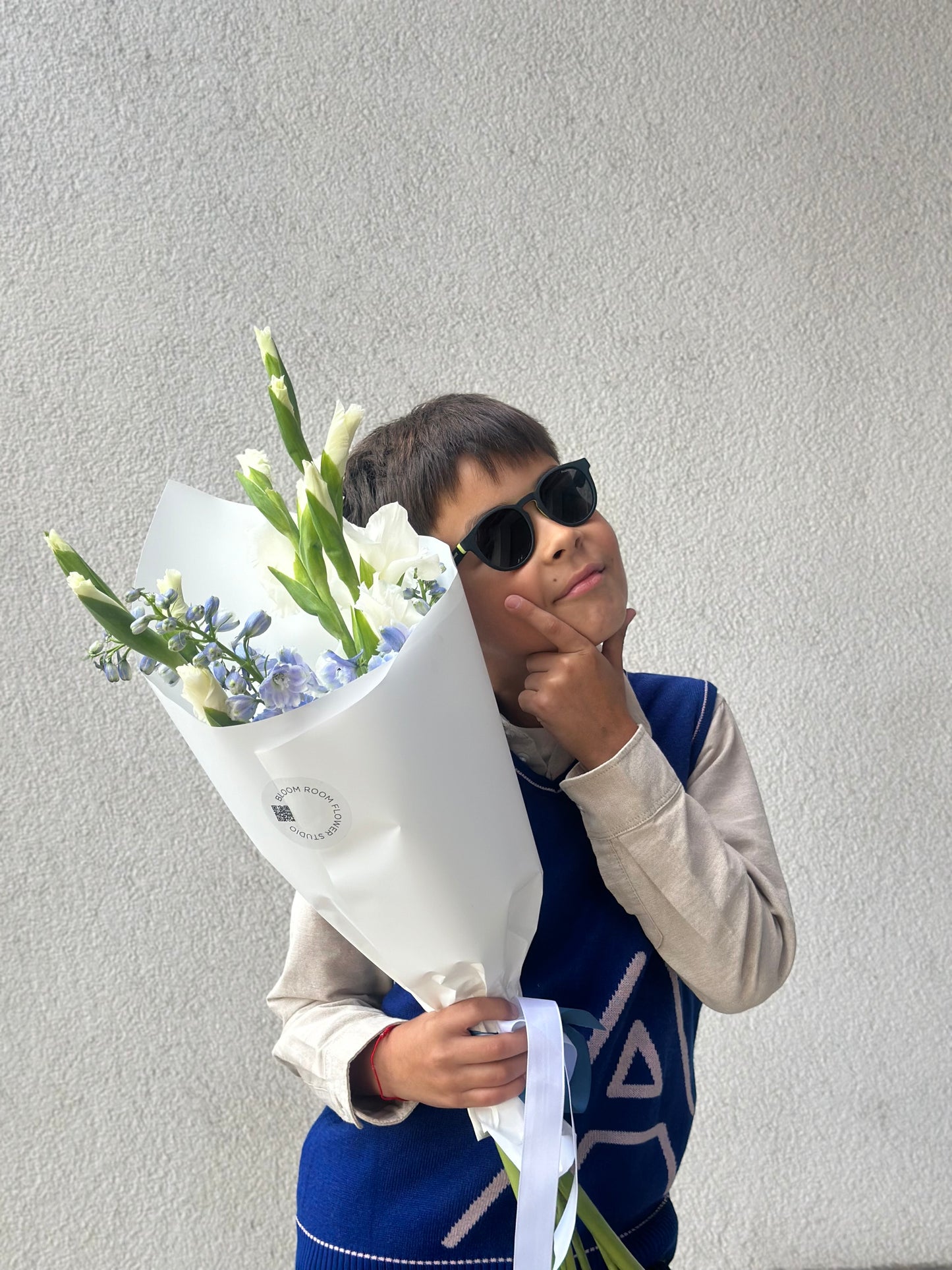 Lilled poisi käes, kes kannab päikeseprille | Мальчик с цветами в руках в солнечных очках | Boy holding flowers wearing sunglasses