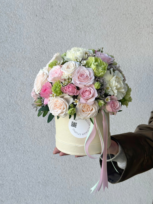 “Creme De La Creme ” Mini Bloom Box – BloomRoom.ee, fresh flowers in Tallinn