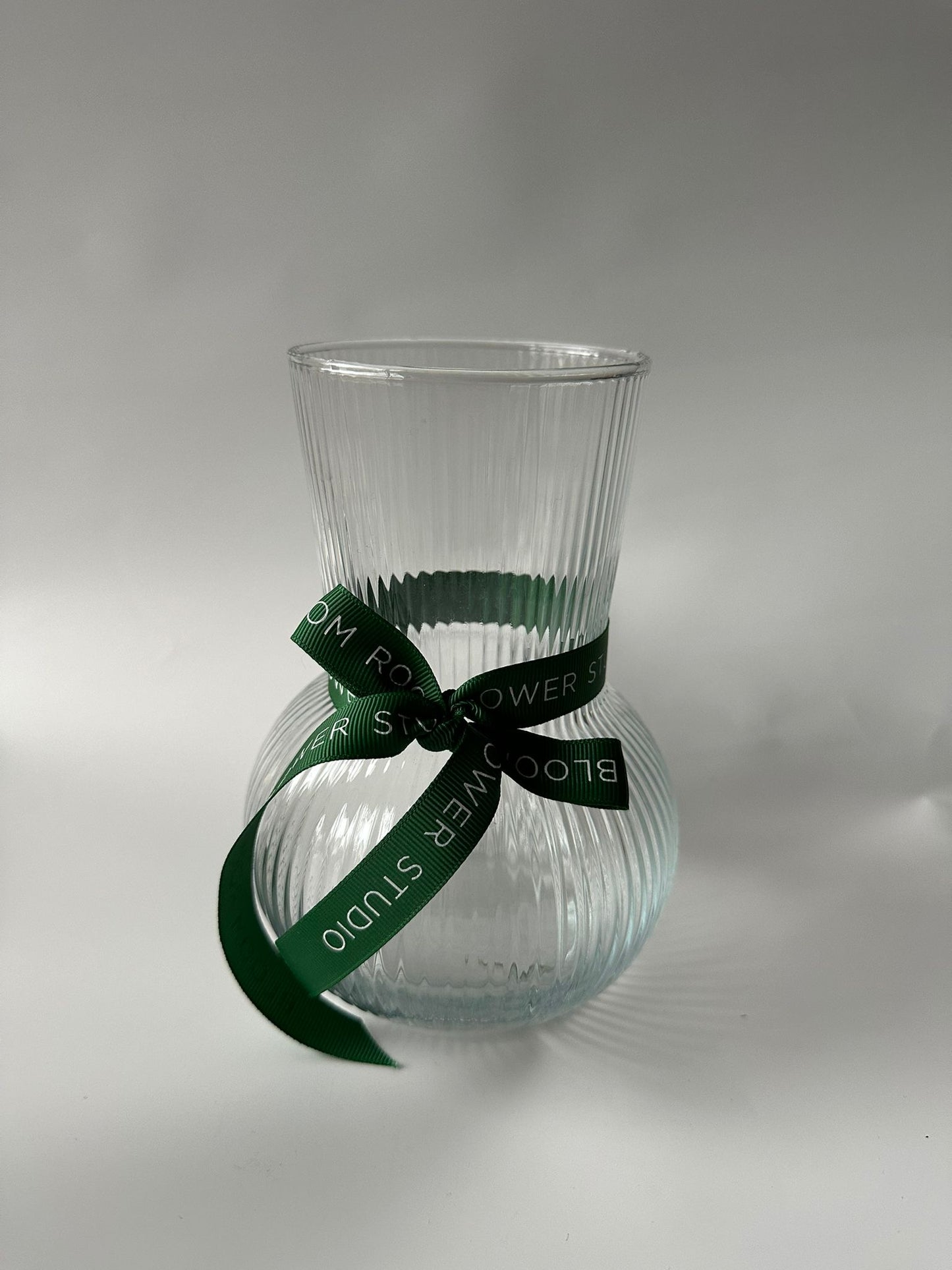 Klassikaline 17 cm vaas rohelise paelaga | Классическая ваза 17 см с зелёным бантом | Classic 17 cm vase with a green ribbon