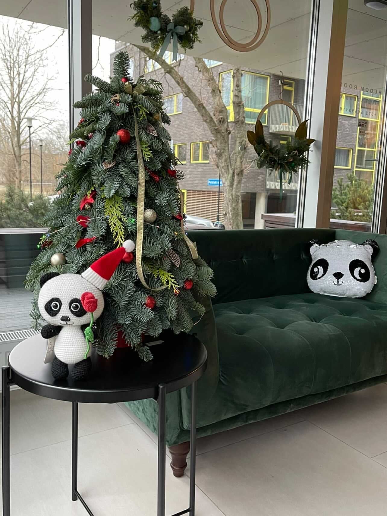 Jõulupuu ja nurgas panda mänguasjad | Елка и панда игрушки в углу | Christmas tree with panda toys in the corner