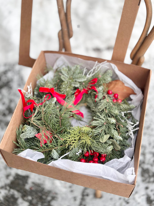 Christmas wreath with natural decor and gift box – BloomRoom.ee, värsked lilled Tallinnas