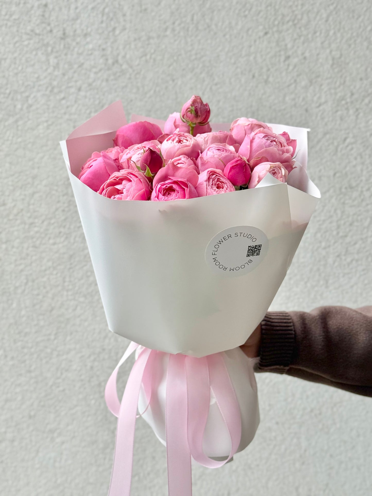 Silvia Pink roosid kimp valgete ja roosa lipsuga | Букет роз Silvia Pink с белым и розовым бантом | Silvia Pink roses bouquet with white and pink ribbon