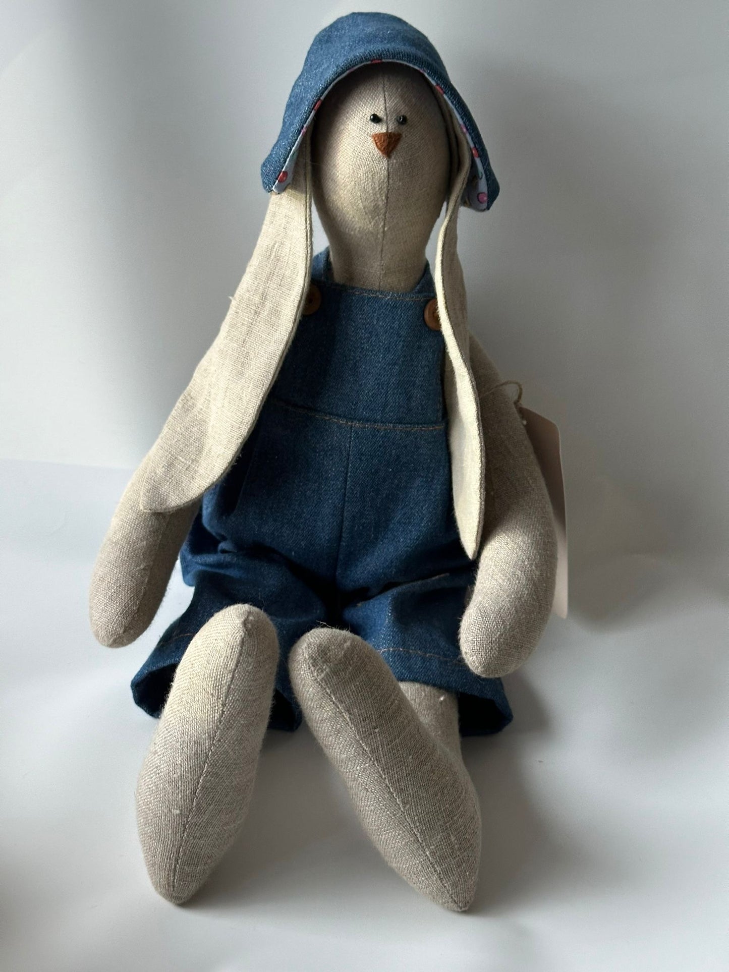 Käsitsi valmistatud jänesepoiss sinises riietuses | Ручной работы кролик-мальчик в синем комбинезоне | Handmade ‘Bunny Boy’ in blue outfit