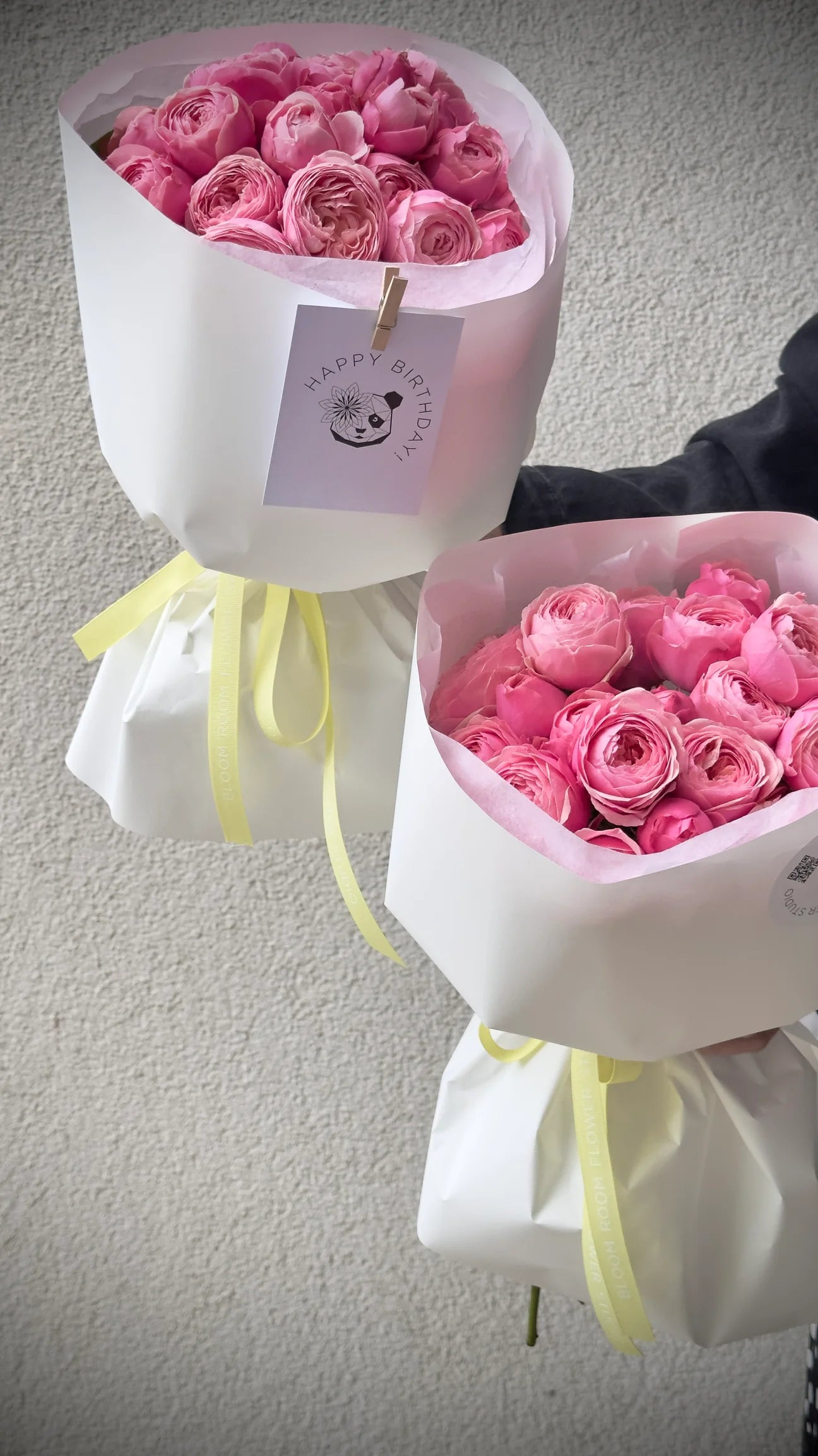 Kaunis Silvia rooside kimp valgete pakkide ja kollaste lindiga | Красивый букет роз Сильвия в белой упаковке с желтой лентой | Beautiful Silvia Pink rose bouquet in white wrapping with yellow ribbon