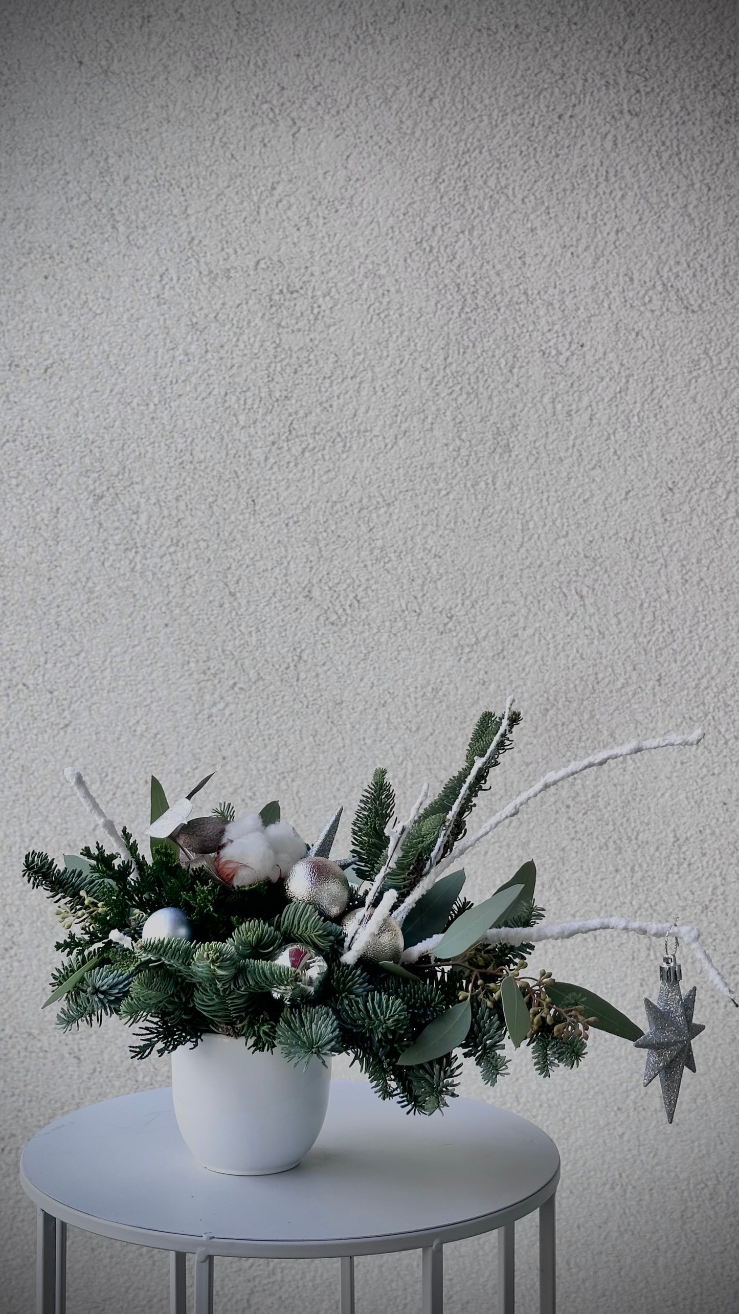 Авторский арт-букет / Signature bouquet by Best Florist in Tallinn includes seasonal flowers wrapped in waterproof paper, tied with branded ribbon, with a sticker and care instructions included.