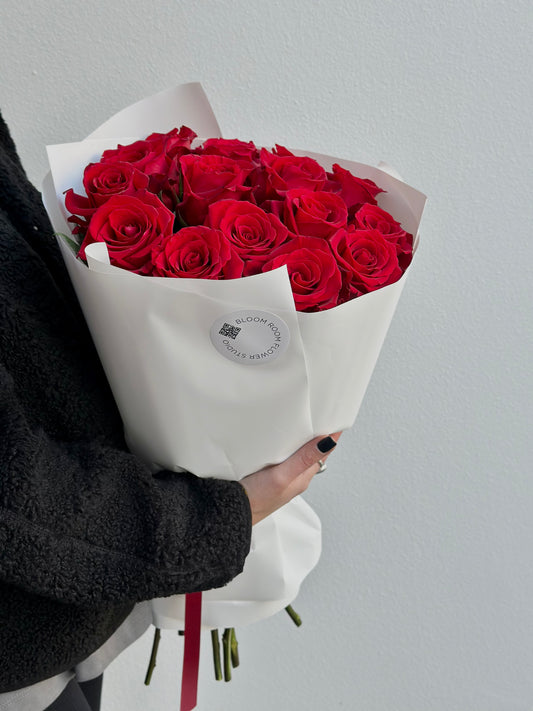 15 “Naomi” Red Roses, XL size – BloomRoom.ee, värsked lilled Tallinnas