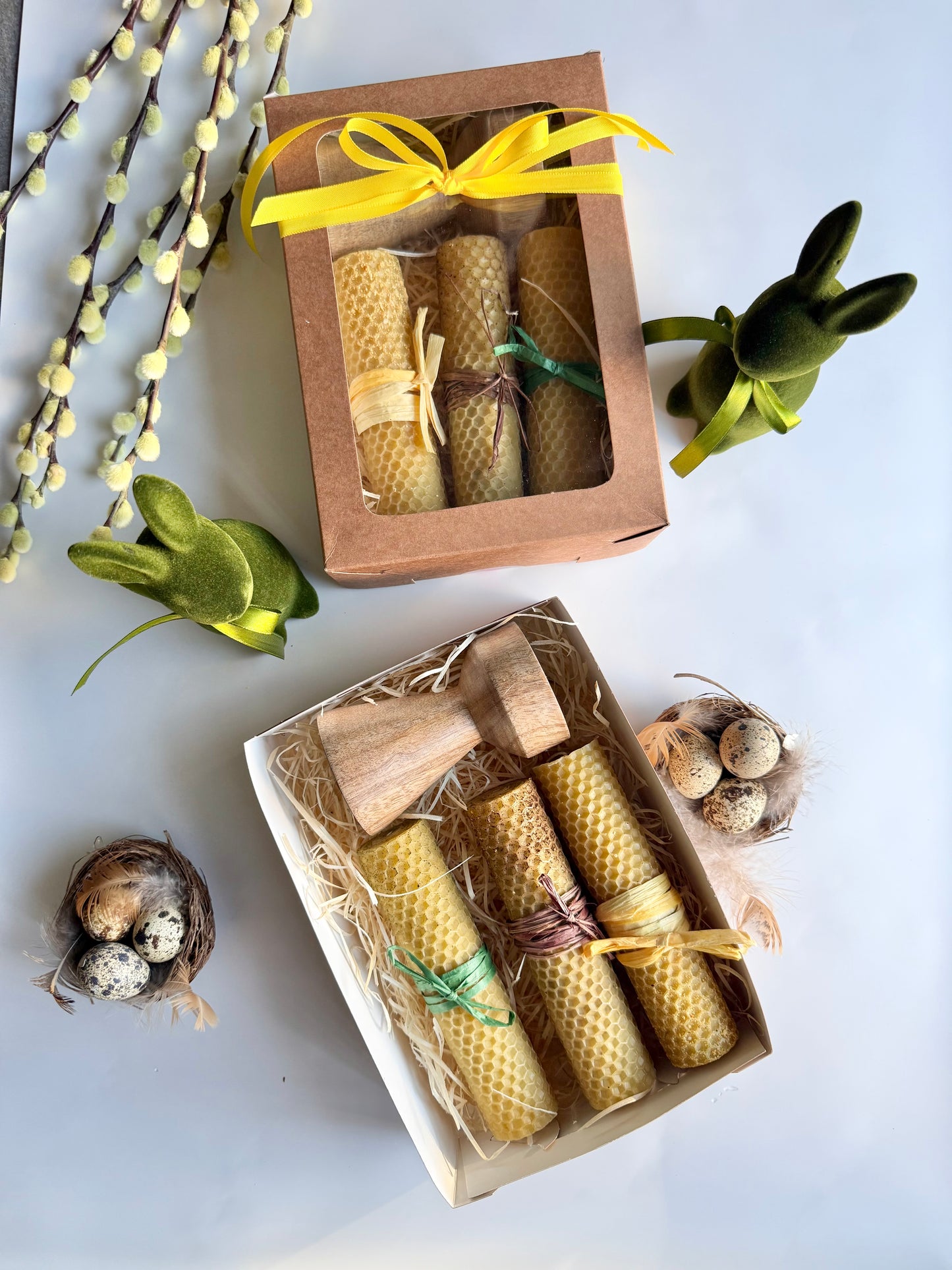 Gift set with 3 handcrafted candles made from 100% natural beeswax, paired with a minimalist wooden candle holder.