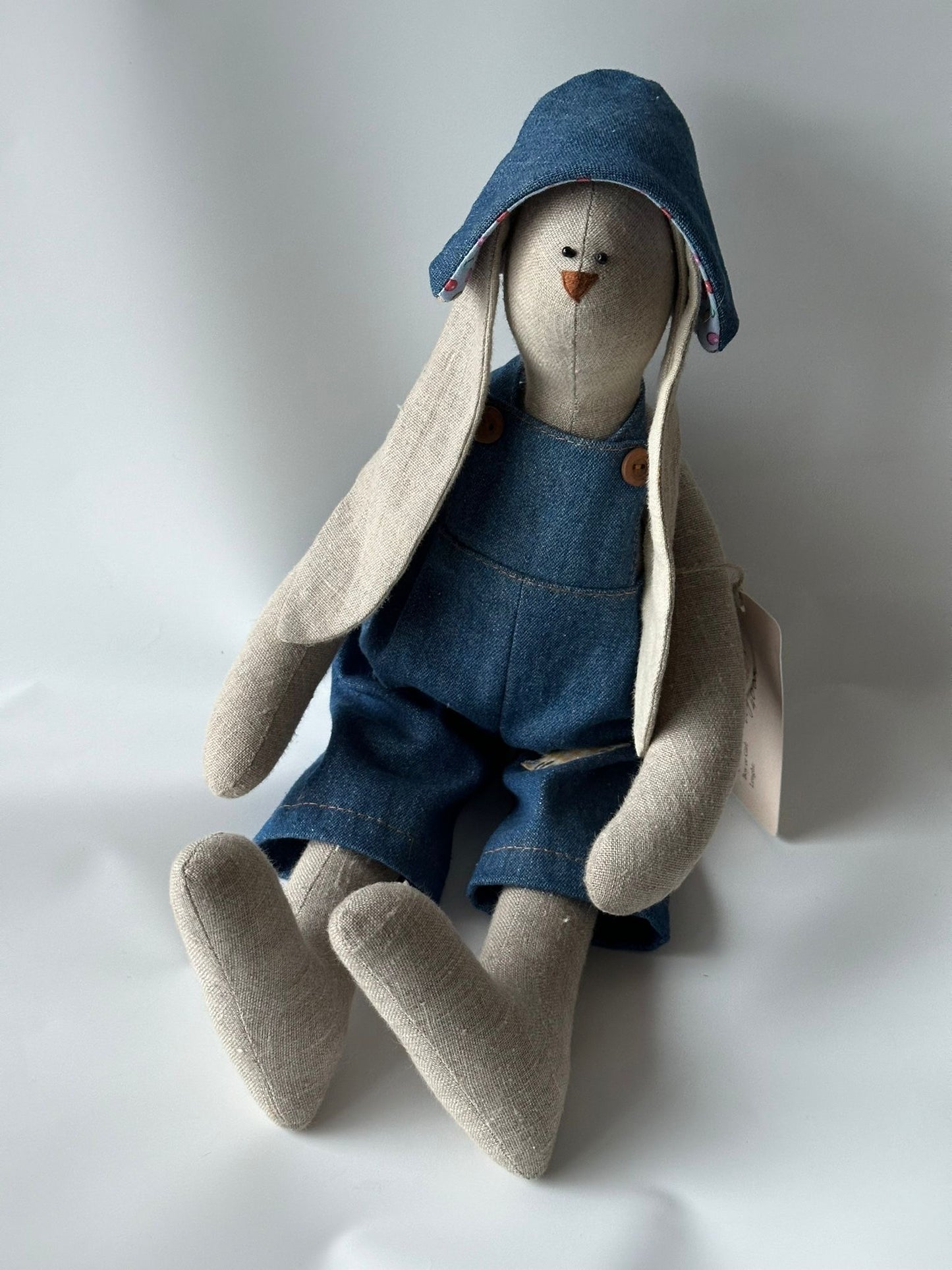 Käsitsi valmistatud jänesekujuline nukk sinistes riietes | Ручная работа, заяц в синих одеждах | Handcrafted bunny doll in blue overalls